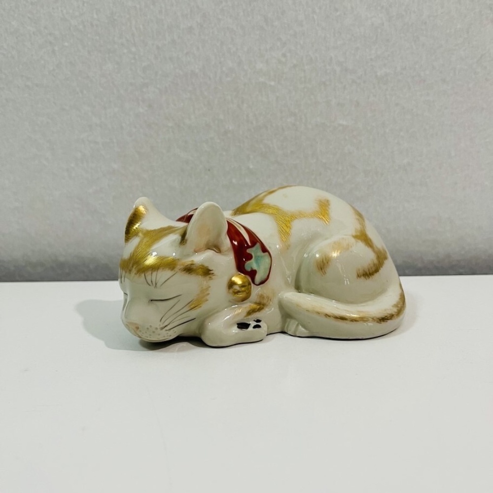 Antique Vintage Kutani Ware Japan Sleeping Cat Nemuri Neko Porcelain Figurine 5”